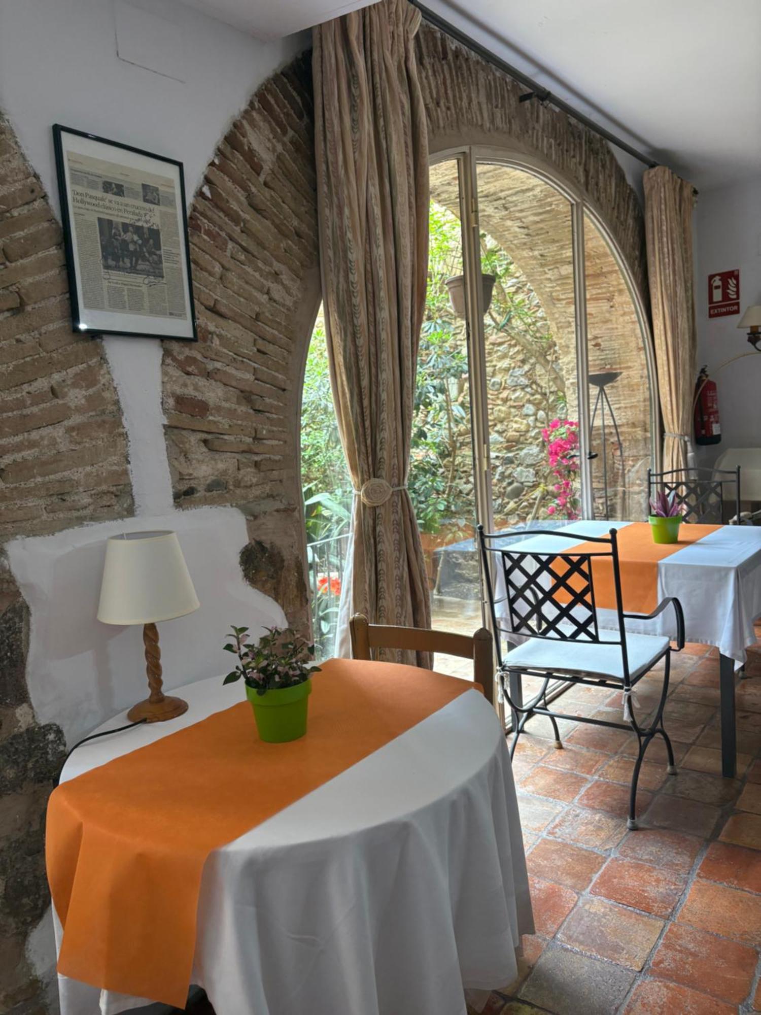 Hotel De La Font Peralada Exterior photo